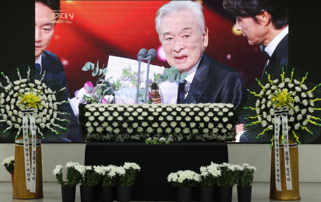 실명 직전에도 연기 투혼…故이순재 생전 모습 '다큐' 공개