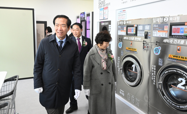 구인모 거창군수 등 참석자들이 복합시설에 설치된 세탁실을 둘러보고 있다.거창군 제공