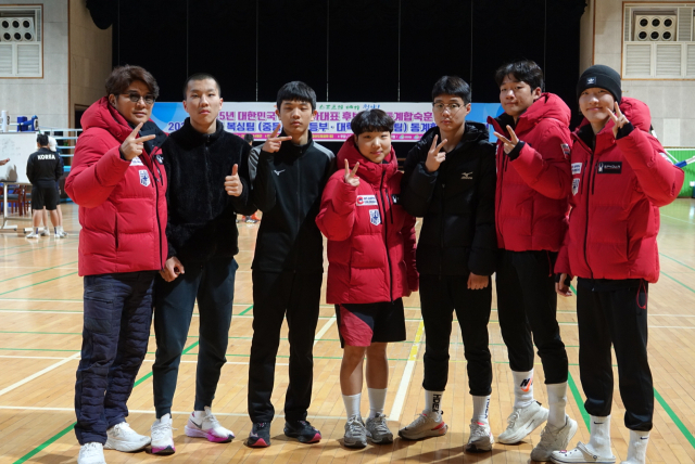 한국미래산업고 주성민(오른쪽 첫번째)선수와 박사랑(왼쪽 네번째)선수가 은메달과 동메달을 획득, 국가대표로 선발됐다. 한국미래산업고 제공