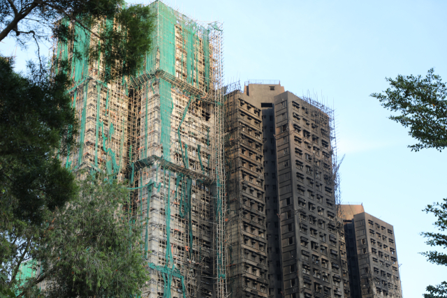 28일(현지시간) 대형 화재가 발생한 홍콩 북부 타이포의 고층 아파트 단지 