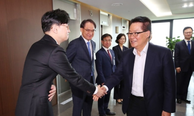 지난 2019년 10월 17일 국회 법제사법위원회(법사위) 국정감사(국감) 당시 대검찰청에서 한동훈 검찰 반부패 강력부장과 박지원 무소속 국회의원이 인사를 나누고 있다. 연합뉴스