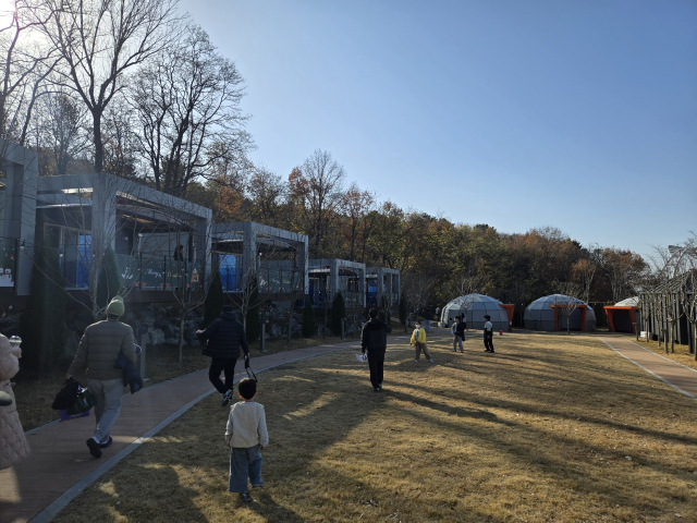 지난 29일 오후 찾은 대구 남구 대명동 숲속 책 쉼터. 개장 첫 주말을 맞은 이곳 쉼터에 가족 단위의 이용객들이 북적이고 있는 모습. 임재환 기자