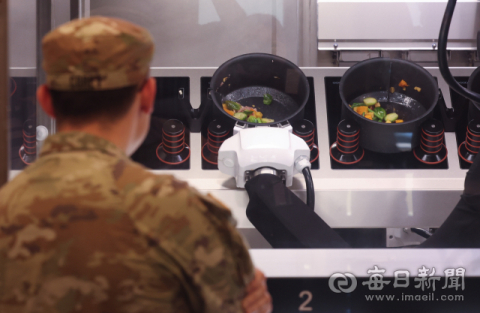 [포토뉴스] '미 육군 최초 로봇 자동화 식당', 대구 캠프 워커서 시범 운영