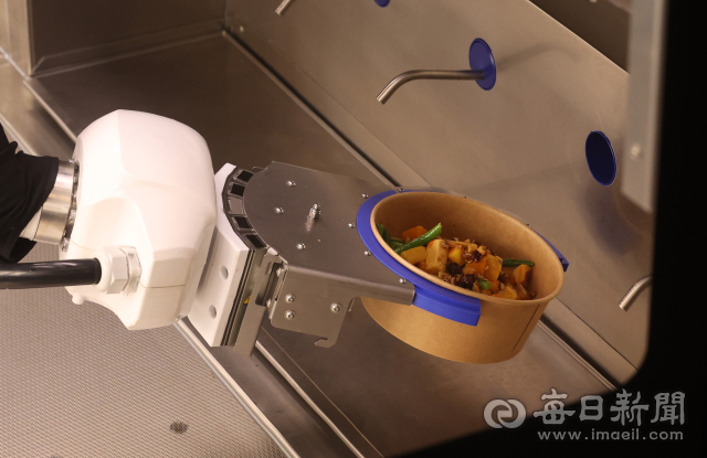 28일 대구 남구 주한미군 제19 지원사령부 캠프 워커 내 설치된 자동화 식당 