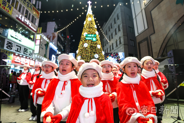 29일 대구 중구 동성로에서 대구기독교총연합회 주최 대구성탄트리 문화행사 점등식이 열린 가운데 