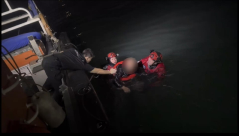 포항 동빈항서 발 헛디뎌 바다에 빠진 70대 남성 해경에 구조돼