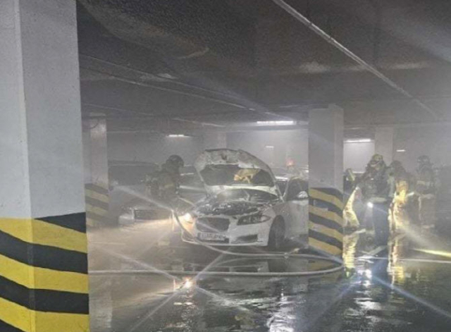경기 수원 고색동 아파트 지하주차장 재규어 차량 화재 현장. 경기도소방재난본부 제공