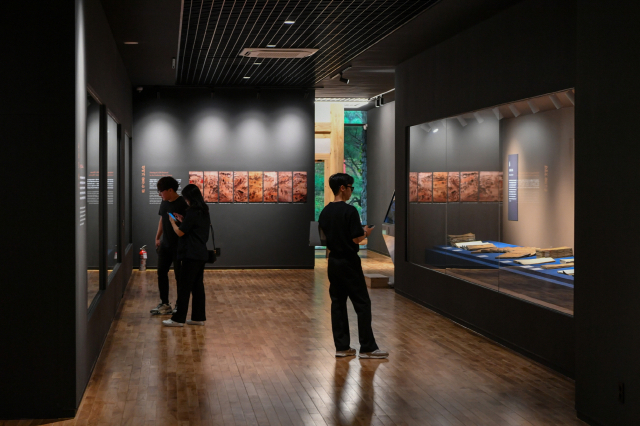 소수박물관 상설전시장을 찾은 방문객들이 전시품을 관람하고 있다. 영주시 제공