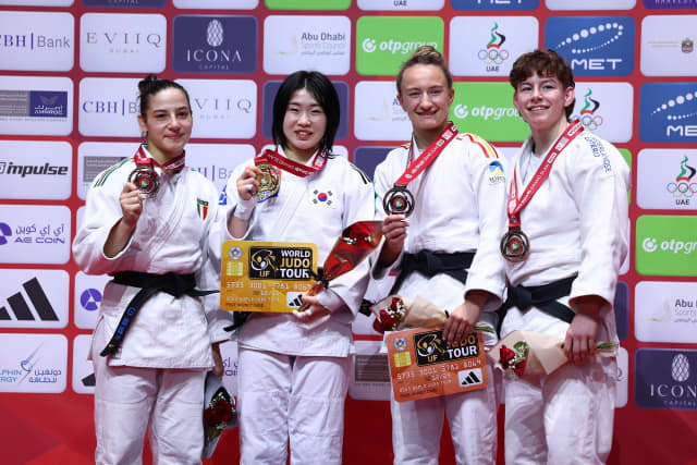 지난 29일(한국시간) 아랍에미리트 아부다비에서 금메달을 딴 허미미(왼쪽 두 번째). 경북도체육회 제공.