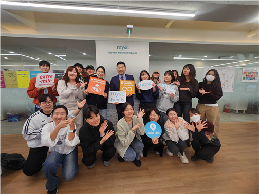 슬로크가 MYSC 성수동 사옥에서 투자 세레머니를 진행하며 시드 브릿지 투자 소식을 알렸다. 슬로크 제공