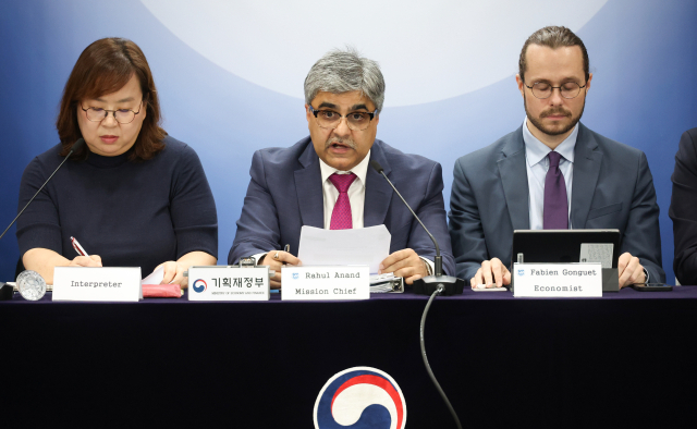 환율 급등에 한국 달러화 GDP 1조8586억$ '0.9% 역성장'