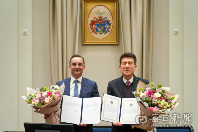 지난 28일(현지시간) 헝가리 데브레첸시에서 이강덕 포항시장과 라슬로 파프 데브레첸시장이 미래 신산업 협력 및 인재·문화 교류 확대를 위한 우호교류 협약을 체결하고 있다. 포항시 제공