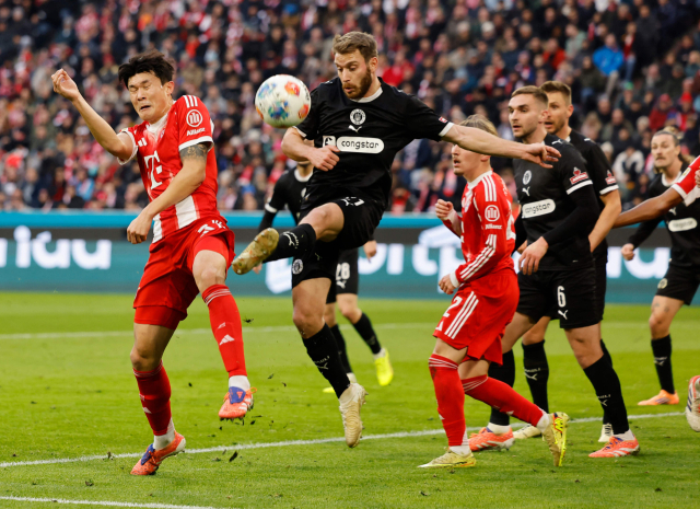 바이에른 뮌헨의 김민재가 29일 독일 뮌헨의 알리안츠 아레나에서 열린 분데스리가 경기 도중 FC장크트 파울리의 라르스 리츠카와 공을 다투고 있다. 연합뉴스