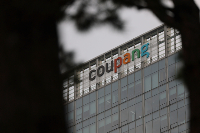 국내 이커머스(전자상거래) 시장 1위 업체인 쿠팡에서 3천만건이 넘는 대규모 정보 유출 사고가 발생했다. 쿠팡은 현재까지 고객 계정 약 3천370만개가 유출된 것을 확인했다. 이는 국내 성인 네 명 중 세 명의 정보에 해당하며, 사실상 쿠팡 전체 계정에 맞먹을 것으로 추정된다. 사진은 30일 서울 송파구 쿠팡 본사. 연합뉴스