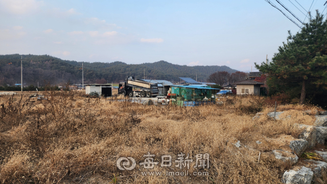 경북 봉화군이 특정 업체 대표가 수십년 동안 하천부지 수천평을 사실상 점령해 온 사실을 알고도 아무런 조치 없이 방치해 온 것으로 드러났다. 하천부지 전경. 손병현 기자