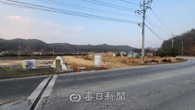 경북 봉화군이 특정 업체 대표가 수십년 동안 하천부지 수천평을 사실상 점령해 온 사실을 알고도 아무런 조치 없이 방치해 온 것으로 드러났다. 하천부지 전경. 손병현 기자