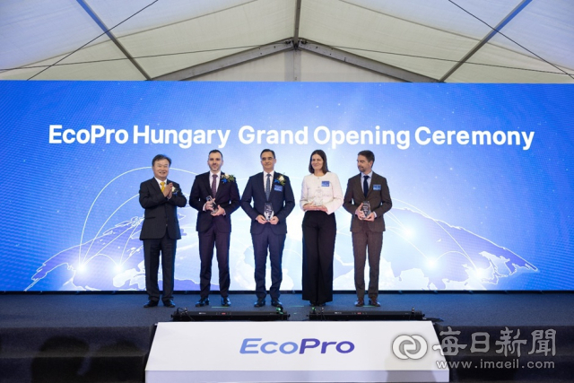이동채 에코프로 창업주가 28일(현지시간) 헝가리 데브레첸 공장에서 준공을 지원해 준 이스트반 요(István Joó) 헝가리투자청(HIPA)장, 라슬로 파프(László Papp) 헝가리 데브레첸 시장 등 헝가리 정부 관계자들에게 감사패를 전달하고 있다. 에코프로 제공