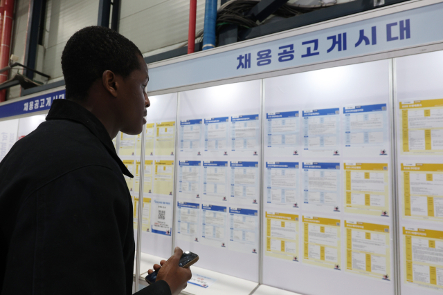 20일 서울 강남구 SETEC에서 열린 2025 외국인 취업·채용 박람회를 찾은 구직자가 채용공고 게시대를 살펴보고 있다. 연합뉴스