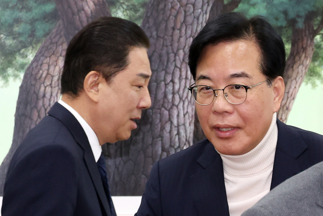 더불어민주당 김병기 원내대표와 국민의힘 송언석 원내대표가 30일 서울 여의도 국회에서 회동하고 있다. 연합뉴스