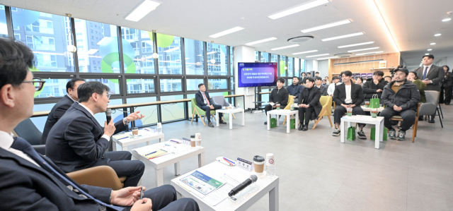 27일 대구콘텐츠비즈니스센터에서 열린 2025 대구 콘텐츠 오플테이블에서 김정기 대구시장 권한대행이 참석자 질의에 답하고 있다. 대구시 제공