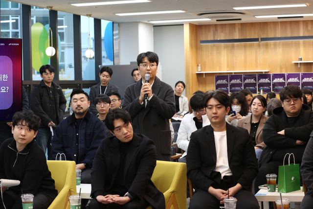 27일 대구콘텐츠비즈니스센터에서 열린 2025 대구 콘텐츠 오플테이블 행사에서 참석자들이 질문을 하고 있다. 대구시 제공