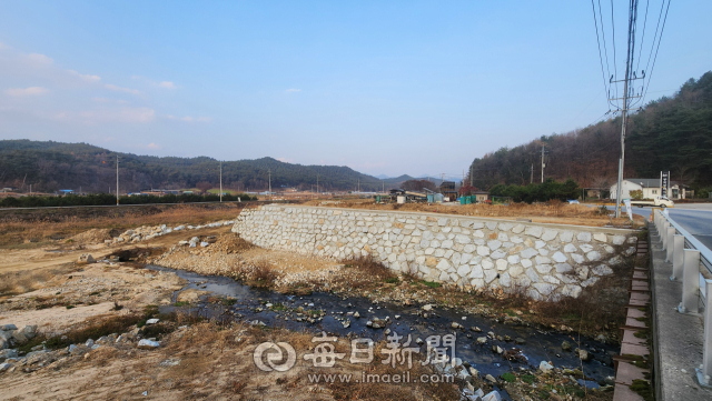 봉화군이 추진 중인 수해복구 과정에서 하천 확폭 기회를 스스로 저버리고 오히려 특정인의 점유상태를 유지해 주는 방식으로 공사를 진행고 있다는 의혹이 나오고 있다. 수해복구 현장. 손병현 기자