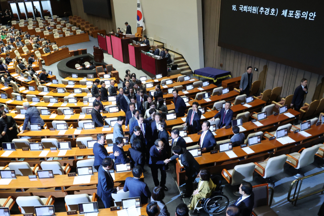 계엄 해제 의결을 방해한 혐의(내란 중요임무 종사)로 구속영장이 청구된 국민의힘 추경호 의원이 27일 국회 본회의에서 자신의 체포동의안 표결에 앞서 신상발언을 한 뒤 국민의힘 의원들과 퇴장하고 있다. 연합뉴스