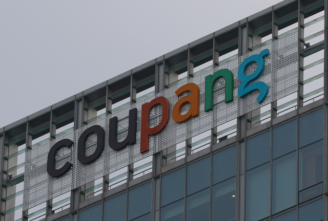 국내 이커머스(전자상거래) 시장 1위 업체인 쿠팡에서 3천만건이 넘는 대규모 정보 유출 사고가 발생했다. 쿠팡은 현재까지 고객 계정 약 3천370만개가 유출된 것을 확인했다. 이는 국내 성인 네 명 중 세 명의 정보에 해당하며, 사실상 쿠팡 전체 계정에 맞먹을 것으로 추정된다. 사진은 30일 서울 송파구 쿠팡 본사. 연합뉴스