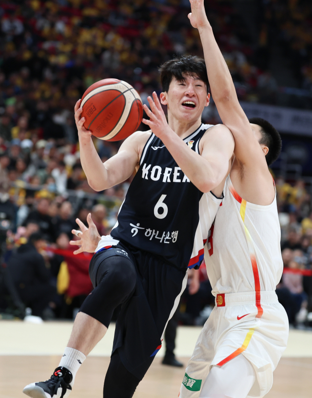 한국 남자 농구대표팀의 이정현이 지난 28일 중국 베이징에서 열린 FIBA 월드컵 아시아 예선 1라운드 B조 1차전에 출격해 중국을 상대로 돌파를 시도하고 있다. 연합뉴스