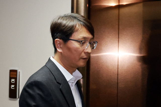 박대준 쿠팡 대표가 30일 정부서울청사에서 대규모 개인정보 유출 사고에 대해 공개 사과를 하기 위해 이동하고 있다. 연합뉴스