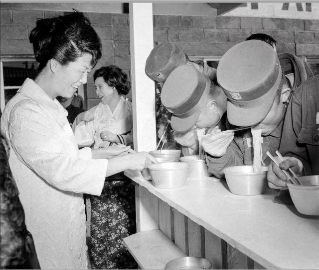 1967년 4월 4일 용산역 휴가 사병 휴게소에서 양지회원들과 배고픈 병사들에게 라면을 끓여주는 육영수 여사. 