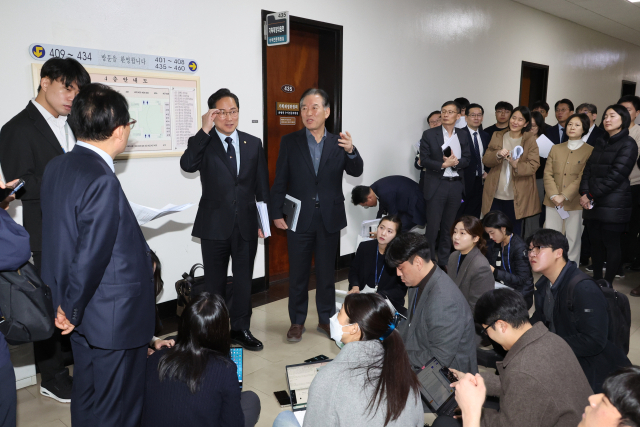 국회 기획재정위원회 더불어민주당 간사인 정태호 의원과 국민의힘 간사인 박수영 의원(왼쪽)이 28일 국회 기획재정위원회 앞에서 배당소득 분리과세 관련 합의 등 