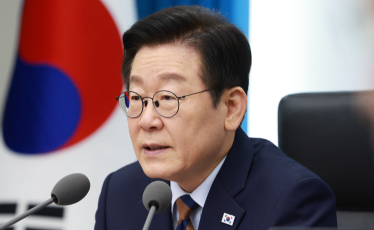 야당 탄압 여파?…李 대통령 국정 지지율 54.8%로 하락