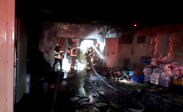 영천시 청통면 콩나물 재배·저장 창고 화재 진화 모습. 경북소방본부 제공