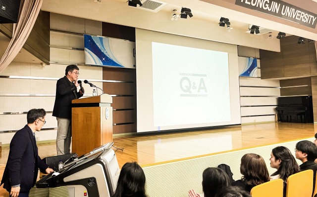 영진전문대 인테리어디자인과가 지난 27일 강상철 ㈜삼원에스앤디 디자인본부 본부장(부사장)을 초청해 산업체 인사 특강을 진행하고 있다. 영진전문대 제공