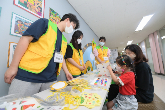 대구보건대학교 유아교육학과 재학생들이 대구 파티마병원에서 내원 및 입원 아동환자를 대상으로 미술활동을 통한 심리치료 봉사를 진행하고 있다. 대구보건대 제공