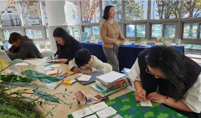 구수산도서관 북카페 행사 운영 사진(공혜경 작가와의 만남). 행복북구문화재단