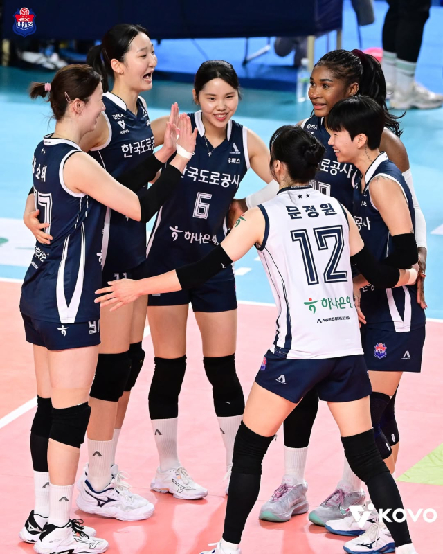 지난 27일 김천체육관에서 열린 페퍼저축은행과의 경기에서의 한국도로공사 선수들. 한국배구연맹 제공.