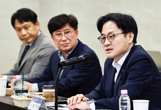 김정관 산업통상부 장관이 26일 전남 여수시 유탑마리나호텔에서 열린 석유화학·철강산업 생태계 유관 기업 간담회를 주재하고 있다. 연합뉴스