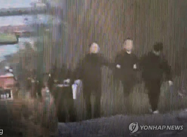 전 연인인 장기 실종 여성을 살해한 혐의로 긴급 체포된 50대 김모씨가 지난달 26일 오후 충북 충주호에서 경찰에 실종 여성의 차량을 유기한 지점을 밝힌 뒤 다시 호송되고 있다. 연합뉴스