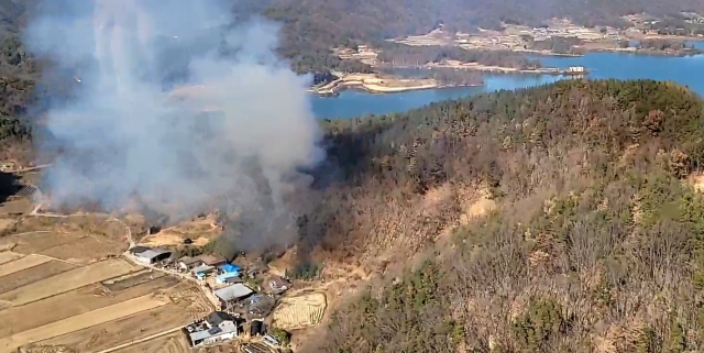 1일 오전 상주 외서면 산불 발생 현장. 경북소방본부 제공