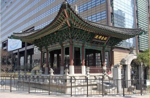 고종은 자신의 즉위 40주년을 기념하기 위해 국력을 총동원하고 외국에서 빚을 내어 칭경예식을 준비하고 외국 귀빈을 초청하려 했다. 하지만 콜레라 창궐과 러일전쟁으로 끝내 이 행사는 불발되었다. 사진은 광화문 교보빌딩 앞에 세운 어극 40년 칭경기념비.