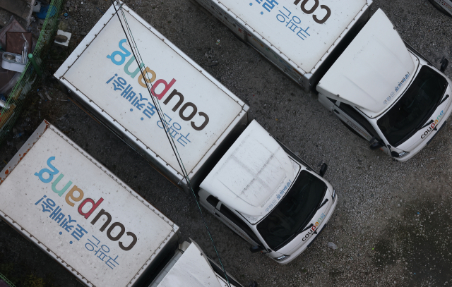 국내 이커머스(전자상거래) 시장 1위 업체인 쿠팡에서 3천만건이 넘는 대규모 정보 유출 사고가 발생했다. 쿠팡은 현재까지 고객 계정 약 3천370만개가 유출된 것을 확인했다. 사진은 1일 서울 시내 한 쿠팡 물류센터 인근에 차량이 주차돼 있다. 연합뉴스