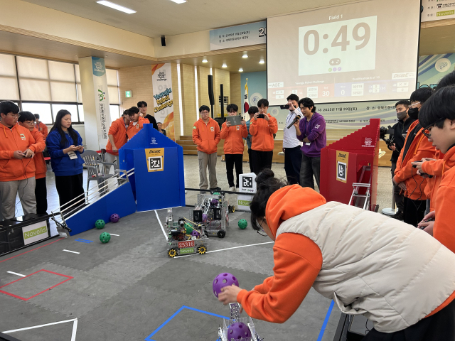 대회 참가 학생들이 로봇챌린지를 진행하고 있다. 영주교육지원청 제공