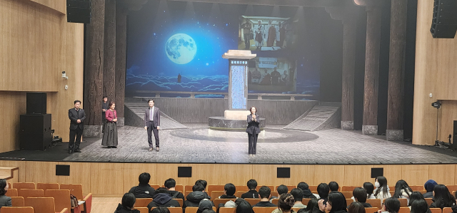 주관 「사명당 아리랑, 한비」가무 악극 사진.