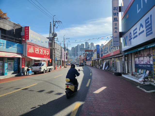 1일 오전 휑한 대구 서구 원대가구명물거리 사이로 오토바이를 탄 시민이 지나가고 있다. 이통원 기자. tong@imaeil.com