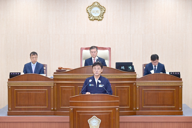 윤경희(앞줄 가운데) 청송군수는 1일 열린 제285회 청송군의회 정례회 시정연설에서 2026년도 군정 운영 방향을 제시하고 있다. 청송군 제공