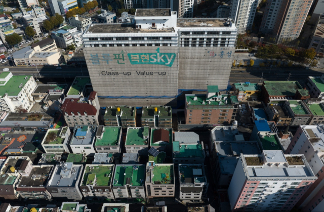 지난달 19일 대구 북구 복현1동 골든플라자(복현SKY)가 대학가 원룸 건물들 사이에서 36년째 방치돼 있다. 외벽에 