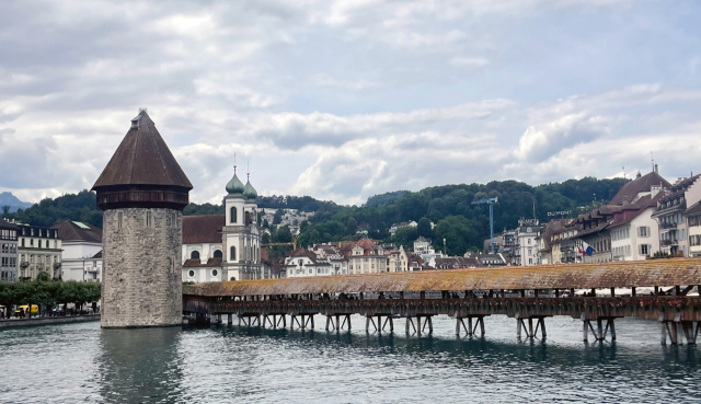 스위스 루체른의 명물인 카펠교 인근 로이스강에는 