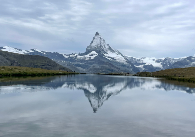 스위스 체르마트 슈틸리제 호수는 스위스의 랜드마크 마테호른 봉우리가 수면에 비친 모습이 절경을 이뤄 많은 관광객의 발길이 이어지고 있다. 스위스는 알프스 지형을 활용한 수력 발전이 활발한 국가로 전력의 60% 이상을 수력으로 충당하고 있다. 스위스 당국은 청정 지역과 수력발전 운영으로 인한 환경 영향을 최소화 하고자 친환경 정책을 적극시작하고 있고, 체르마트 마을 자체를 내연기관 차량 통행을 금지시키고 있다. 김영진 기자